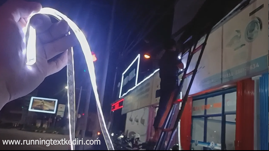 <p>Apa itu LED Strip dan pemasangannya ? LED Strip adalah jenis lampu LED yang disusun dalam bentuk pita fleksibel. Biasanya dilengkapi dengan perekat di bagian bawahnya. Lampu ini di rancang untuk memberikan cahaya merata pada area &ndash; area sempit atau tersembunyi LED Strip sering digunakan untuk pencahayaan dekoratif, ambient, lighting, atau sebagai penambahan aksen visual di berbagai tempat. Desain tata letak pencahayaan, Pemilihan jenis LED strip (SMD 3528, 5050, RGB, COB, Dll), Instalasi sistem kelistrikan dan kontroler, Pemasangan dengan hasil rapi dan aman, Garansi dan layanan purna jual.</p>